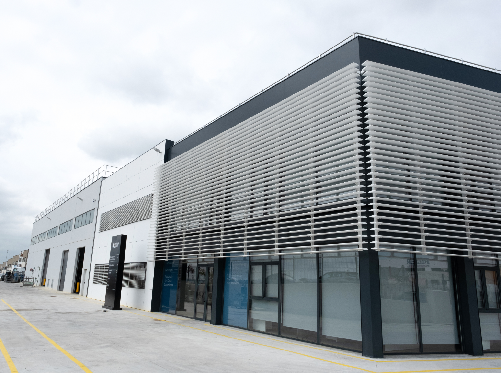 Desarrollo y gestión de un proyecto de obra civil e instalaciones para un complejo industrial y oficinas
