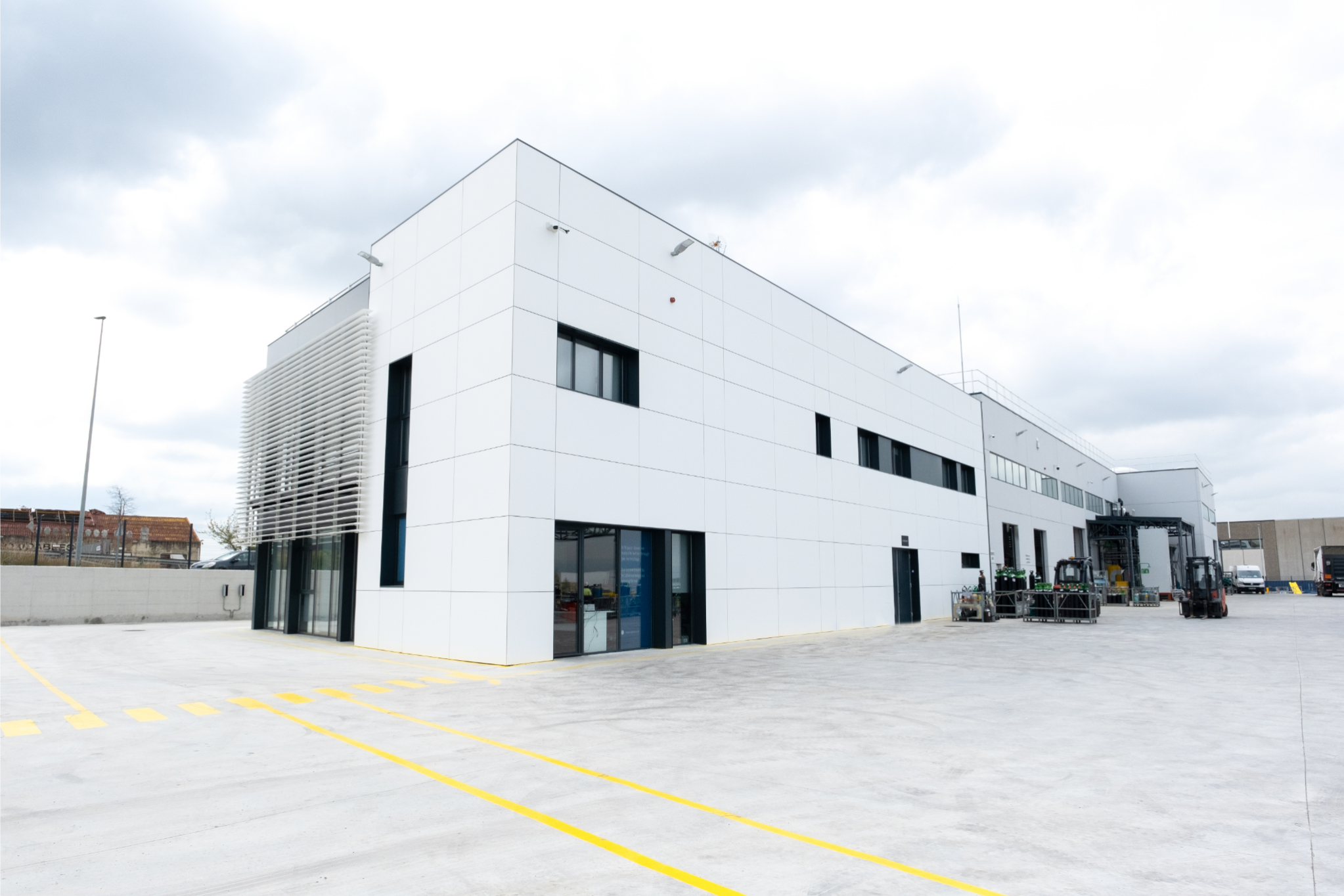 Desarrollo y gestión de un proyecto de obra civil e instalaciones para un complejo industrial y oficinas